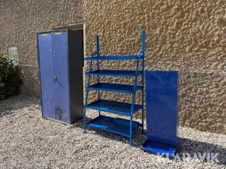 Blandet lot med værkstedsskab og reoler.