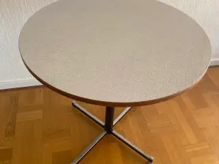 Rundt køkkenbord med stålstel