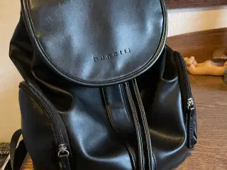 Sort rygsæk i sort blødt læder med flere lommer
