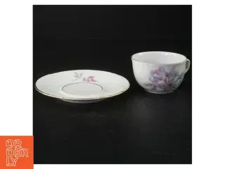 Porcelænskopper og underkopper med blomstermotiv