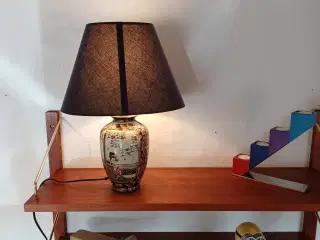 Porcelæn bordlampe med kinesiske motiv 
