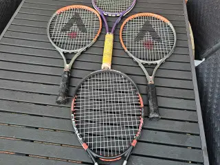 4 tennisketchere. 2 voksne, 2 børn