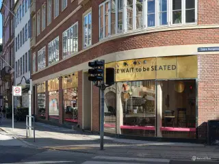 Flot hjørnebutik på attraktiv adresse