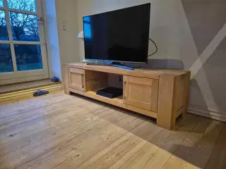 Sofabord og skænk med vitrineoverdel 