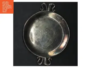 Sølvfarvet metalbakke (str. Ø. 18 cm)
