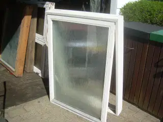 Vinduer  malet  mål  89  bred  120 hæj
