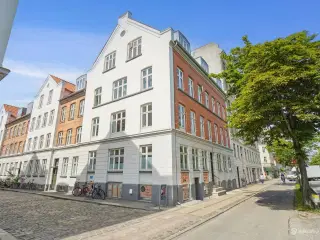 Flot erhvervslejemål ved Søerne – ideelt til kontor, showroom eller lager