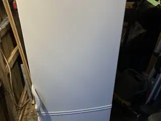 Køleskab med fryser 