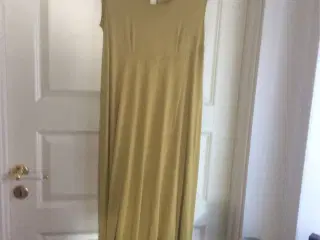 Skøn carryfarvet kjole