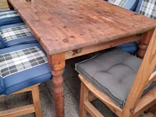 Spisebord og stole 