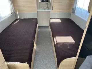 2019 - Adria Adora 572 UT   Enkeltsenge og ende bad/wc