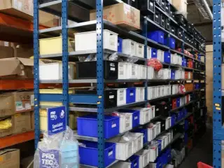 12 fag lagerreoler med indhold