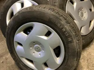 4 dæk på stålfælge med hjulkapsler