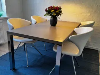 Spisebord i linoleum med krom ben