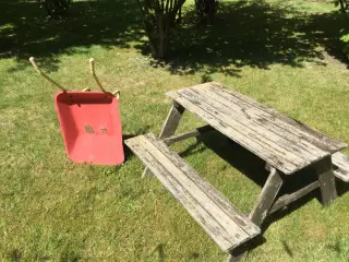 Børnebord og trillebør