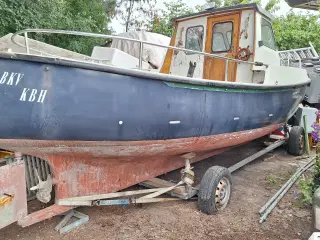 Motorbåd.Awi 23. Dårlig stand.  Motor tørner ikke.