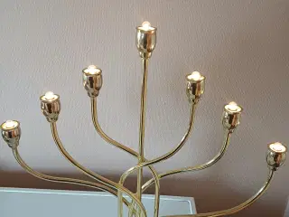 7-armet lysestage i guldfarvet metal med lyspærer