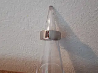 Bred sølvfarvet ring 