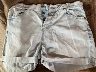Denimshorts med 2 forlommer og 2 baglommer sælges