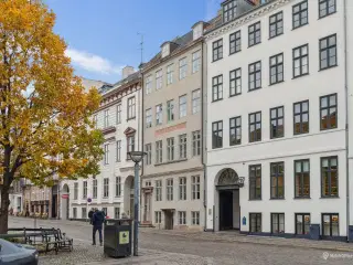 Flot og indbyende kontor midt på Nytorv
