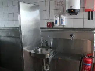 Papirdispenser, sæbedispenser samt håndvask med armatur