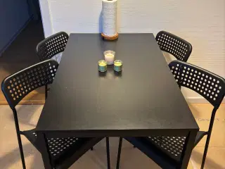 Spisebord + 4 stole