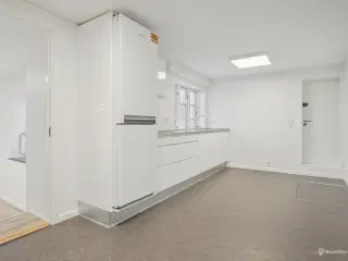 Flot hjørnebutik med bedste beliggenhed og kæmpestor facade