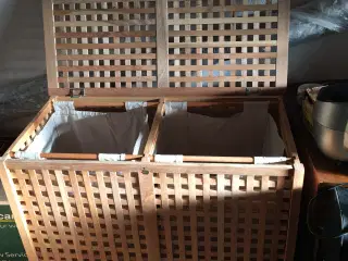 Vasketøjskurven i lyst træ