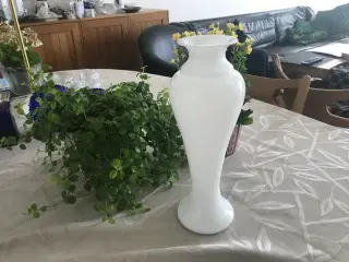 Korinth vase - Høj slank, opalhvid vase