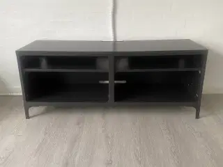 Fin lille sort tv-skænk