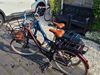 To elcykler med ekstrabatterier og cykeltasker