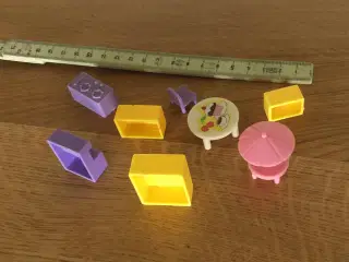 Små dukkemøbler i plast