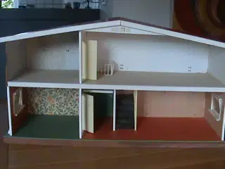Dukkehus med garage, møbler og dukker