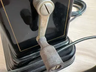 Gammel K.T.A.S. telefon med håndsving