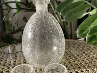 Glasflaske med to små glas