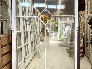 Unikt vindue m. jernsprosser og blæst glas