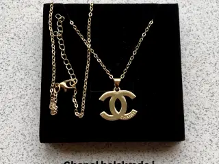 Chanel halskæde i forgyldt materiale.