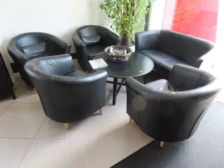 Loungemiljø med 4 stk. stole, en sofa og et bord