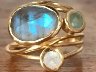 White and Fire (ild) Opal-og Moon stone Ring