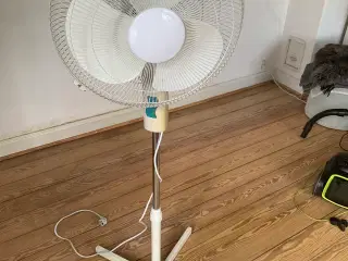 Støjsvag hvid gulvventilator på fod.