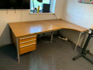 Skrivebord med 3 skuffer og buet bordplade.