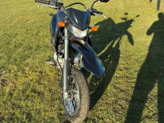 Kawasaki D-Tracker 125cc – Sort, Super Stand!