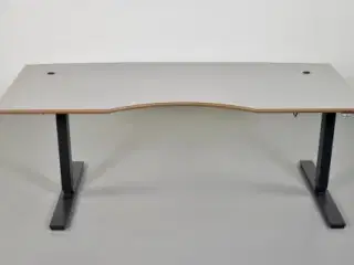 Scan office hæve-/sænkebord med grå laminat og let buet plade, 178 cm.