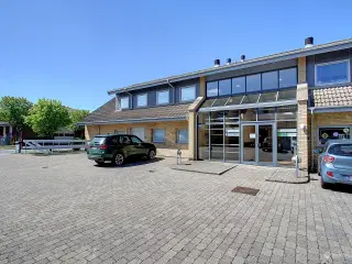 Flotte kontorlejemål med skønt lysindfald