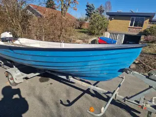 Jolle med trailer og motor