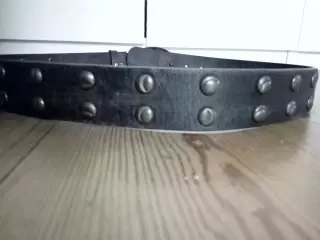 Læderbælte med metalspænde