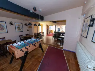 Stor garage/værksted/klublokale/kontor udlejes adgang fra aflåst gård.