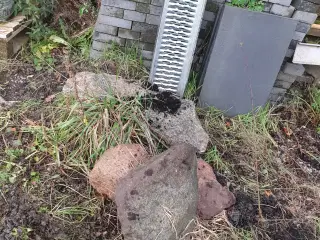 Natur- og granitsten gives væk. Afhentes hurtigt. 