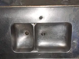 Stålbordplade med dobbelt vask.