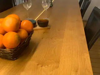 Spisebord i massiv egtræ